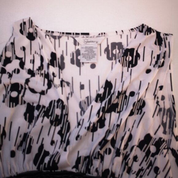 Speechless Ladies Sleeveless Black & White V-neck Top - Picture 5 of 8